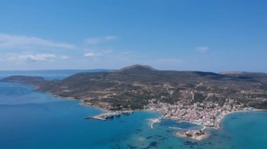 Yunanistan 'ın Laconia kentindeki ünlü batık antik Pavlopetri kentindeki Pounda plajı üzerinde ikonik hava manzarası.