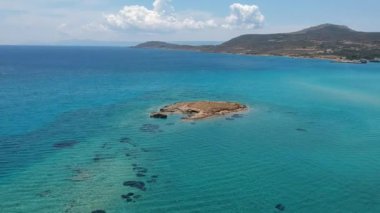 Yunanistan 'ın Laconia kentindeki ünlü batık antik Pavlopetri kentindeki Pounda plajı üzerinde ikonik hava manzarası.