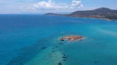 Yunanistan 'ın Laconia kentindeki ünlü batık antik Pavlopetri kentindeki Pounda plajı üzerinde ikonik hava manzarası.