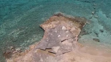 Yunanistan 'ın Laconia kentindeki ünlü batık antik Pavlopetri kentindeki Pounda plajı üzerinde ikonik hava manzarası.