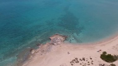 Yunanistan 'ın Laconia kentindeki ünlü batık antik Pavlopetri kentindeki Pounda plajı üzerinde ikonik hava manzarası.