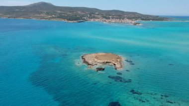 Yunanistan 'ın Laconia kentindeki ünlü batık antik Pavlopetri kentindeki Pounda plajı üzerinde ikonik hava manzarası.