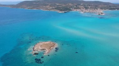 Yunanistan 'ın Laconia kentindeki ünlü batık antik Pavlopetri kentindeki Pounda plajı üzerinde ikonik hava manzarası.