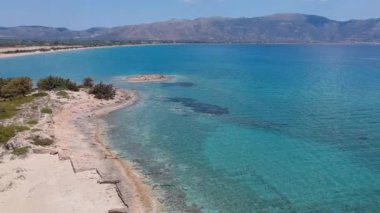 Yunanistan 'ın Laconia kentindeki ünlü batık antik Pavlopetri kentindeki Pounda plajı üzerinde ikonik hava manzarası.