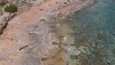 Yunanistan 'ın Laconia kentindeki ünlü batık antik Pavlopetri kentindeki Pounda plajı üzerinde ikonik hava manzarası.