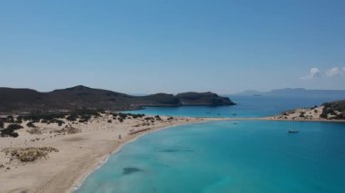 Yunanistan 'ın Elafonisos adasındaki Simos plajının hava manzarası. Elafonisos, cennet gibi egzotik plajları ve kristal berrak suları olan küçük bir Yunan adası. Laconia, Yunanistan, Avrupa
