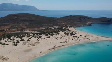 Yunanistan 'ın Elafonisos adasındaki Simos plajının hava manzarası. Elafonisos, cennet gibi egzotik plajları ve kristal berrak suları olan küçük bir Yunan adası. Laconia, Yunanistan, Avrupa