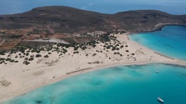 Yunanistan 'ın Elafonisos adasındaki Simos plajının hava manzarası. Elafonisos, cennet gibi egzotik plajları ve kristal berrak suları olan küçük bir Yunan adası. Laconia, Yunanistan, Avrupa