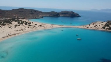 Yunanistan 'ın Elafonisos adasındaki Simos plajının hava manzarası. Elafonisos, cennet gibi egzotik plajları ve kristal berrak suları olan küçük bir Yunan adası. Laconia, Yunanistan, Avrupa