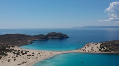 Yunanistan 'ın Elafonisos adasındaki Simos plajının hava manzarası. Elafonisos, cennet gibi egzotik plajları ve kristal berrak suları olan küçük bir Yunan adası. Laconia, Yunanistan, Avrupa