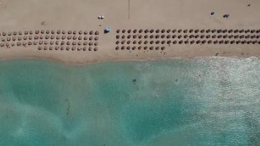 Yunanistan 'ın Elafonisos adasındaki Simos plajının hava manzarası. Elafonisos, cennet gibi egzotik plajları ve kristal berrak suları olan küçük bir Yunan adası. Laconia, Yunanistan, Avrupa