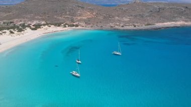 Yunanistan 'ın Elafonisos adasındaki Simos plajının hava manzarası. Elafonisos, cennet gibi egzotik plajları ve kristal berrak suları olan küçük bir Yunan adası. Laconia, Yunanistan, Avrupa