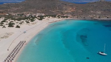 Yunanistan 'ın Elafonisos adasındaki Simos plajının hava manzarası. Elafonisos, cennet gibi egzotik plajları ve kristal berrak suları olan küçük bir Yunan adası. Laconia, Yunanistan, Avrupa