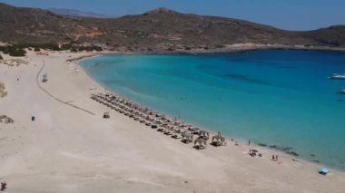 Yunanistan 'ın Elafonisos adasındaki Simos plajının hava manzarası. Elafonisos, cennet gibi egzotik plajları ve kristal berrak suları olan küçük bir Yunan adası. Laconia, Yunanistan, Avrupa