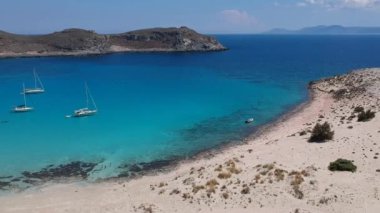 Yunanistan 'ın Elafonisos adasındaki Simos plajının hava manzarası. Elafonisos, cennet gibi egzotik plajları ve kristal berrak suları olan küçük bir Yunan adası. Laconia, Yunanistan, Avrupa