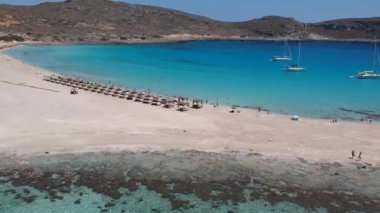 Yunanistan 'ın Elafonisos adasındaki Simos plajının hava manzarası. Elafonisos, cennet gibi egzotik plajları ve kristal berrak suları olan küçük bir Yunan adası. Laconia, Yunanistan, Avrupa