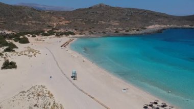 Yunanistan 'ın Elafonisos adasındaki Simos plajının hava manzarası. Elafonisos, cennet gibi egzotik plajları ve kristal berrak suları olan küçük bir Yunan adası. Laconia, Yunanistan, Avrupa