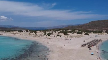 Yunanistan 'ın Elafonisos adasındaki Simos plajının hava manzarası. Elafonisos, cennet gibi egzotik plajları ve kristal berrak suları olan küçük bir Yunan adası. Laconia, Yunanistan, Avrupa