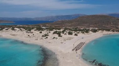 Yunanistan 'ın Elafonisos adasındaki Simos plajının hava manzarası. Elafonisos, cennet gibi egzotik plajları ve kristal berrak suları olan küçük bir Yunan adası. Laconia, Yunanistan, Avrupa