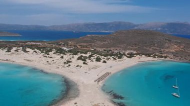 Yunanistan 'ın Elafonisos adasındaki Simos plajının hava manzarası. Elafonisos, cennet gibi egzotik plajları ve kristal berrak suları olan küçük bir Yunan adası. Laconia, Yunanistan, Avrupa