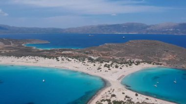 Yunanistan 'ın Elafonisos adasındaki Simos plajının hava manzarası. Elafonisos, cennet gibi egzotik plajları ve kristal berrak suları olan küçük bir Yunan adası. Laconia, Yunanistan, Avrupa