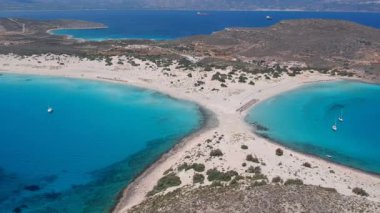 Yunanistan 'ın Elafonisos adasındaki Simos plajının hava manzarası. Elafonisos, cennet gibi egzotik plajları ve kristal berrak suları olan küçük bir Yunan adası. Laconia, Yunanistan, Avrupa