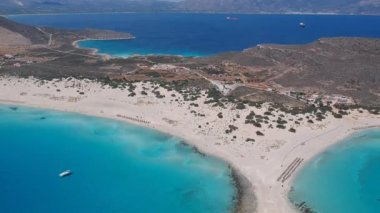 Yunanistan 'ın Elafonisos adasındaki Simos plajının hava manzarası. Elafonisos, cennet gibi egzotik plajları ve kristal berrak suları olan küçük bir Yunan adası. Laconia, Yunanistan, Avrupa
