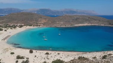 Yunanistan 'ın Elafonisos adasındaki Simos plajının hava manzarası. Elafonisos, cennet gibi egzotik plajları ve kristal berrak suları olan küçük bir Yunan adası. Laconia, Yunanistan, Avrupa