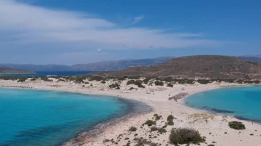 Yunanistan 'ın Elafonisos adasındaki Simos plajının hava manzarası. Elafonisos, cennet gibi egzotik plajları ve kristal berrak suları olan küçük bir Yunan adası. Laconia, Yunanistan, Avrupa