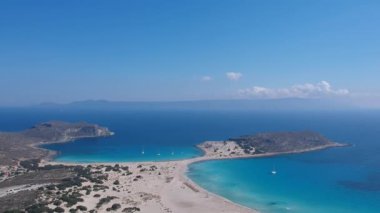 Yunanistan 'ın Elafonisos adasındaki Simos plajının hava manzarası. Elafonisos, cennet gibi egzotik plajları ve kristal berrak suları olan küçük bir Yunan adası. Laconia, Yunanistan, Avrupa