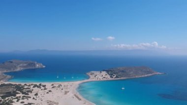 Yunanistan 'ın Elafonisos adasındaki Simos plajının hava manzarası. Elafonisos, cennet gibi egzotik plajları ve kristal berrak suları olan küçük bir Yunan adası. Laconia, Yunanistan, Avrupa