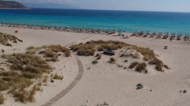 Yunanistan 'ın Elafonisos adasındaki Simos plajının hava manzarası. Elafonisos, cennet gibi egzotik plajları ve kristal berrak suları olan küçük bir Yunan adası. Laconia, Yunanistan, Avrupa