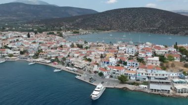 Filmin sonunda Bistis Ormanı, Argolida, Peloponnese, Yunanistan, Peninsula 'da inşa edilen Ermioni adlı manzaralı deniz kentine ait panoramik fotoğraf