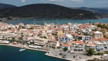 Filmin sonunda Bistis Ormanı, Argolida, Peloponnese, Yunanistan, Peninsula 'da inşa edilen Ermioni adlı manzaralı deniz kentine ait panoramik fotoğraf