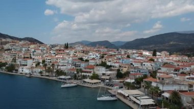 Filmin sonunda Bistis Ormanı, Argolida, Peloponnese, Yunanistan, Peninsula 'da inşa edilen Ermioni adlı manzaralı deniz kentine ait panoramik fotoğraf
