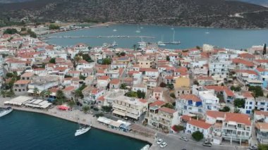 Filmin sonunda Bistis Ormanı, Argolida, Peloponnese, Yunanistan, Peninsula 'da inşa edilen Ermioni adlı manzaralı deniz kentine ait panoramik fotoğraf