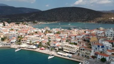 Filmin sonunda Bistis Ormanı, Argolida, Peloponnese, Yunanistan, Peninsula 'da inşa edilen Ermioni adlı manzaralı deniz kentine ait panoramik fotoğraf