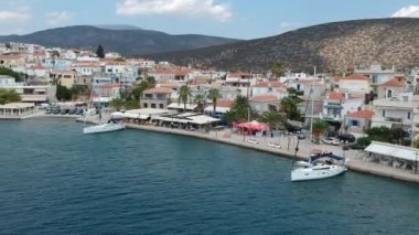 Filmin sonunda Bistis Ormanı, Argolida, Peloponnese, Yunanistan, Peninsula 'da inşa edilen Ermioni adlı manzaralı deniz kentine ait panoramik fotoğraf
