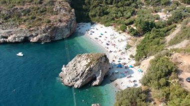 Yüksek turistik yaz döneminde Messenian Mani bölgesindeki Kardamyli köyü yakınlarındaki ünlü kayalık sahil Foneas 'ın hava manzarası. Messenia, Moreloponnese, Yunanistan