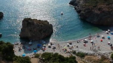 Yüksek turistik yaz döneminde Messenian Mani bölgesindeki Kardamyli köyü yakınlarındaki ünlü kayalık sahil Foneas 'ın hava manzarası. Messenia, Moreloponnese, Yunanistan
