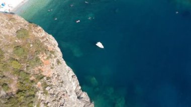 Yüksek turistik yaz döneminde Messenian Mani bölgesindeki Kardamyli köyü yakınlarındaki ünlü kayalık sahil Foneas 'ın hava manzarası. Messenia, Moreloponnese, Yunanistan