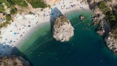 Yüksek turistik yaz döneminde Messenian Mani bölgesindeki Kardamyli köyü yakınlarındaki ünlü kayalık sahil Foneas 'ın hava manzarası. Messenia, Moreloponnese, Yunanistan