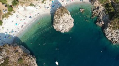 Yüksek turistik yaz döneminde Messenian Mani bölgesindeki Kardamyli köyü yakınlarındaki ünlü kayalık sahil Foneas 'ın hava manzarası. Messenia, Moreloponnese, Yunanistan