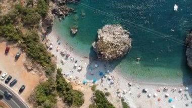 Yüksek turistik yaz döneminde Messenian Mani bölgesindeki Kardamyli köyü yakınlarındaki ünlü kayalık sahil Foneas 'ın hava manzarası. Messenia, Moreloponnese, Yunanistan