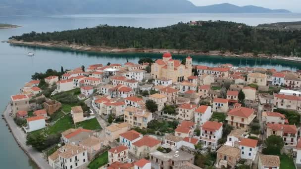 GalaxidiまたはGalaxeidiの絵のように美しい漁村からの空中パノラマビュー これは 有名な沿岸の村とフォキス ギリシャ ヨーロッパの南部の旧自治体です — ストック動画