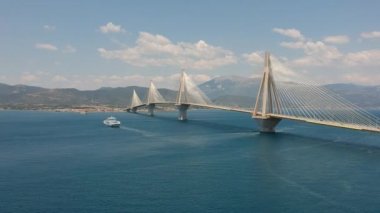 Rio Antirrio ya da Charilaos Trikoupis Köprüsü 'nün havadan görünüşü, dünyanın en uzun çoklu gerilim kablolarından biri, köprü olarak kaldı ve tamamen askıya alınmış türlerin en uzunu. Patra yakınlarındaki Korint Körfezi 'ni geçiyor.