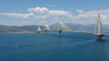 Rio Antirrio ya da Charilaos Trikoupis Köprüsü 'nün havadan görünüşü, dünyanın en uzun çoklu gerilim kablolarından biri, köprü olarak kaldı ve tamamen askıya alınmış türlerin en uzunu. Patra yakınlarındaki Korint Körfezi 'ni geçiyor.