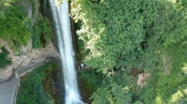 Rio Antirrio ya da Charilaos Trikoupis Köprüsü 'nün havadan görünüşü, dünyanın en uzun çoklu gerilim kablolarından biri, köprü olarak kaldı ve tamamen askıya alınmış türlerin en uzunu. Patra yakınlarındaki Korint Körfezi 'ni geçiyor.