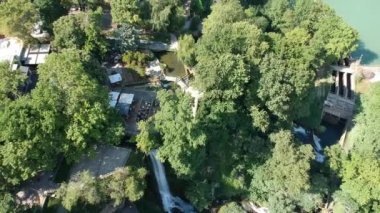 Edessa 'nın güçlü şelalelerinin ve Yunanistan' ın Edessa kentindeki kuşatılmış alanların havadan panoramik manzarası