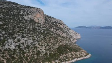 Yunanistan 'ın kuzeyindeki Gerakas limanının insansız hava aracı görüntüsü. Sporades Ege Denizi, Yunanistan ve Avrupa 'da kayalık oluşumu ve doğal fiyort benzeri körfeze sahip güzel bir manzara